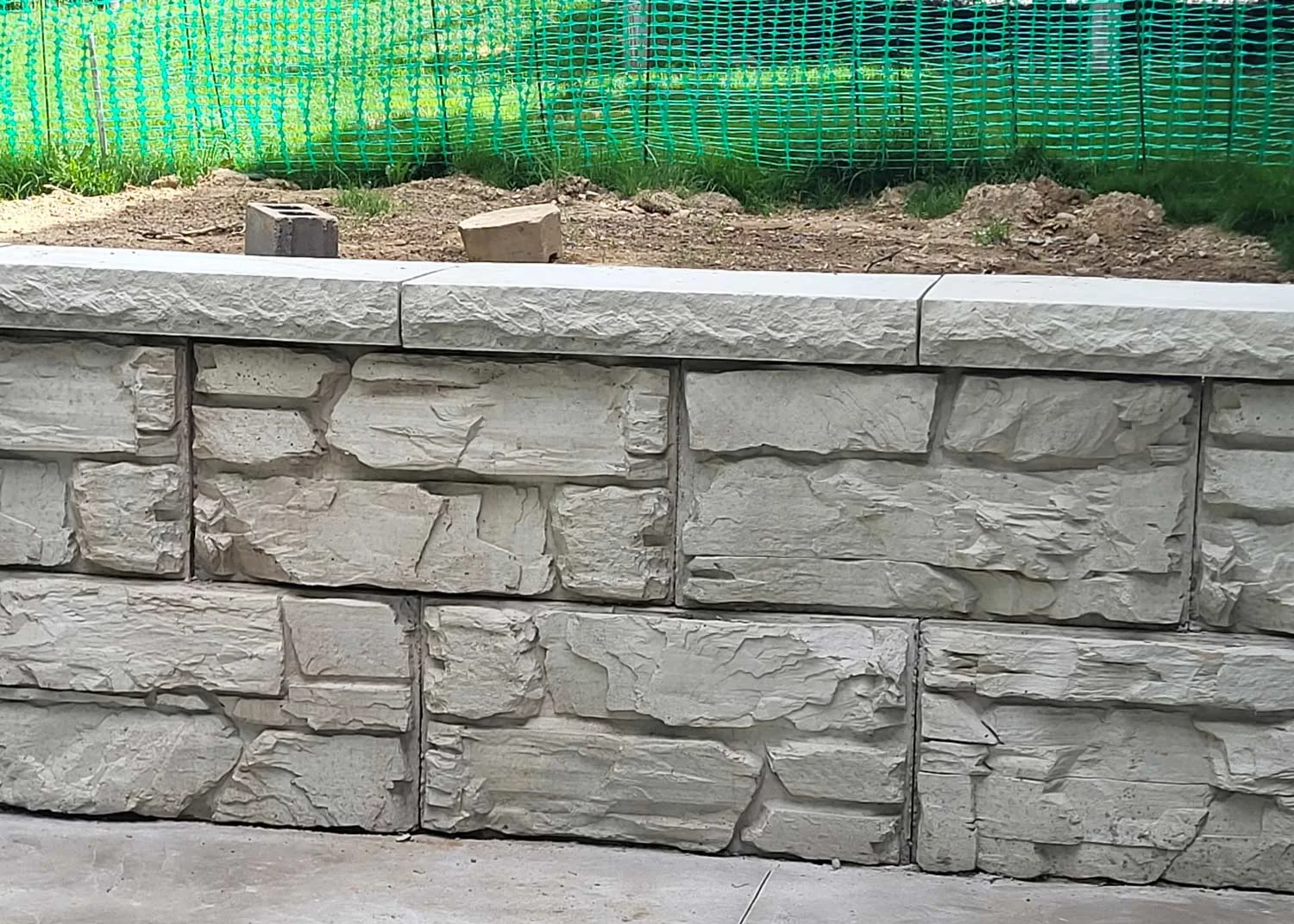 Finished segmental stone retaining wall with tight, even joints